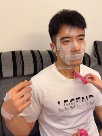 酒JR演病患「满脸胶带」苦喊：还有残胶九游会j9登录爸爸眼神死！雨天只能家家